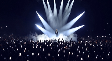 Megastar Tarkan İstanbul'u Salladı: İlk Konser Gecesi Unutulmaz Anlara Sahne Oldu