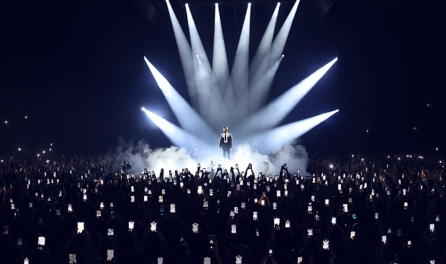 Megastar Tarkan İstanbul'u Salladı: İlk Konser Gecesi Unutulmaz Anlara Sahne Oldu