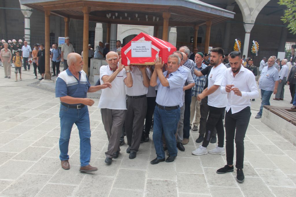 Askeri törenle son yolculuğuna uğurlandı...