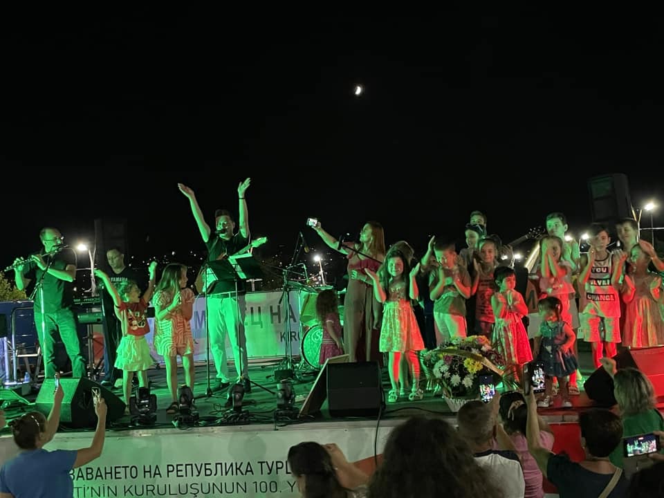 Tekirdağ'dan Rumeli Band Grubu, şarkı söyleyip dans ettirdi...