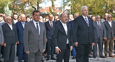 Atatürk Anıtına Çelenk Sundu