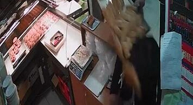 BÖREK TEPSİSİNİ KAFASINA GEÇİRDİ...