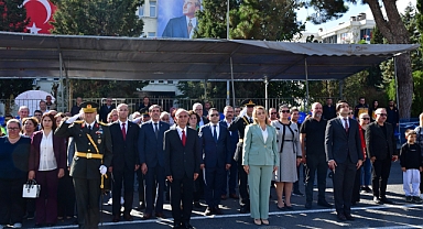 Çelenk Koyarak Saygı Duruşunda Bulundular...