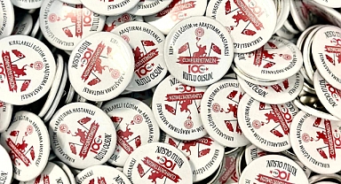 Cumhuriyetin 100. yılı anısına rozet dağıtıldı