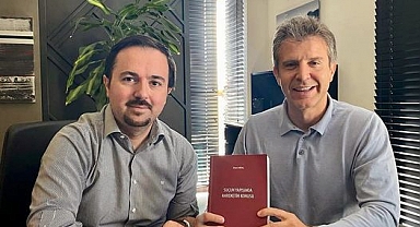Dr. Erkan Sarıtaş, Yeni Eserini Doçentlik Takdimi İçin Görkem Gökçe'ye Hediye Etti