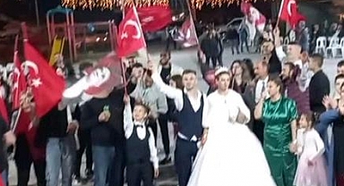 Düğün coşkusunu Cumhuriyet Bayramı coşkusuyla birleştirdiler...