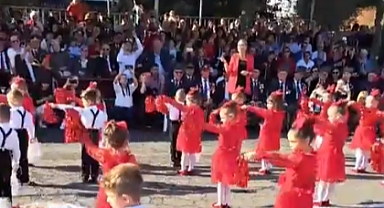 İlkokul Öğrencileri büyük alkış aldı...