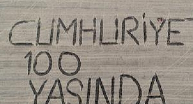 Lüleburgaz Çiftçilerinden Yaratıcı Cumhuriyet Kutlaması: Traktör Pulluğuyla Toprağa Yazdılar!