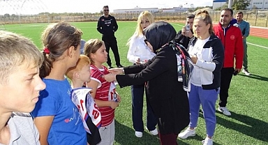 Madalyalarını bizzat taktı...