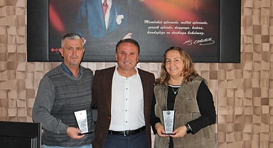 Teşekkür Plaketi Verdi...