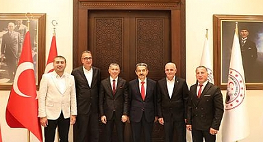 Valiyi Makamında ziyaret ettiler...