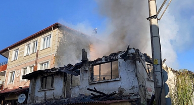 2 katlı metruk bina yandı