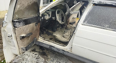 Acil servis önüne park edilen otomobil yandı