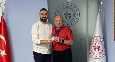 Aldığı Ödülle Onurlandırıldı...