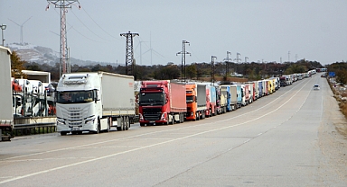 Balkanlar’da yollar kardan kapandı; Hamzabeyli'de 20 kilometre TIR kuyruğu