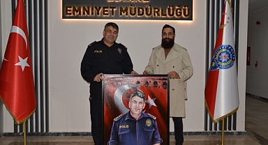 Emniyet Müdürü Karaburun’a portre hediye edildi