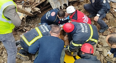 Hurda toplamak için girdikleri metruk ev çöktü: 2 yaralı