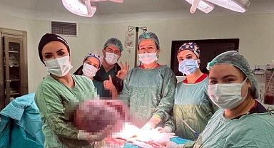 Karın şişliği için gitti, vücudundan 20 kiloluk kitle çıkarıldı