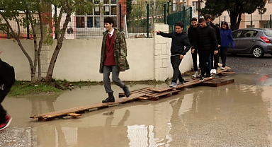 Keşan’da kuvvetli yağışta lise bahçesi su altında kaldı