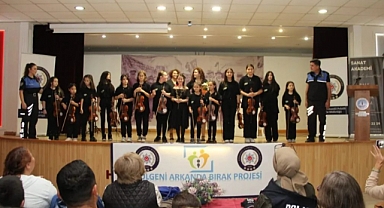 Kursiyerlere keman hediye edildi