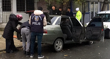 Motosikletteki kar maskeli saldırgan, otomobildekilere ateş açtı: 3 yaralı