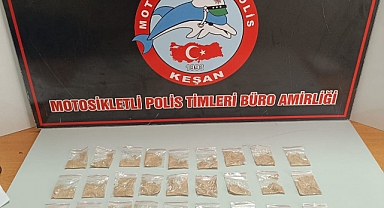 Polisi görünce iç çamaşırındaki uyuşturucuyu çöpün altına attı