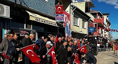 Yere düşen Türk Bayrağı'nı fark ederek hemen harekete geçti...