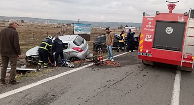 Edirne'de 2 otomobil çarpıştı: 2 ölü