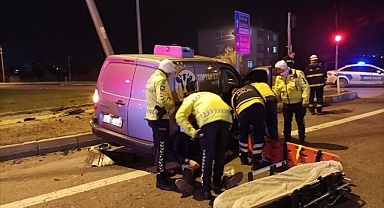 Edirne'de otomobil ile hafif ticari araç çarpıştı: 1 ölü, 5 yaralı