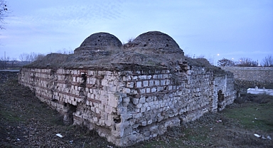 Edirne'nin Tarihî Zenginliklerinden Gazi Mihal Bey Hamamı Onarıma Alınıyor