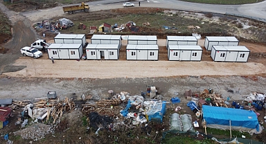  'Göl Mahalle'de evleri su baskını tehdidi altındaki 21 aile konteynere yerleştirildi