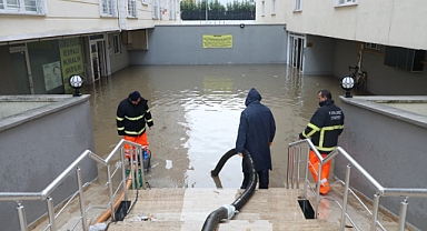 Kırklareli Belediyesi, yağış sonrası sahadaki mesaisine aralıksız olarak devam etti