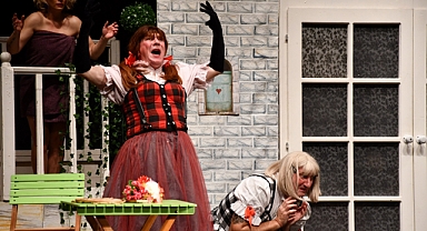 Komşu, Lüleburgaz’da tiyatroseverleri kırdı geçirdi