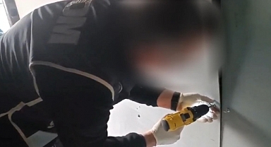 Minibüsün gizli bölmelerinde 6 bin paket kaçak sigara ele geçirildi