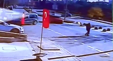 Otomobilden geri adımla kurtulan yaya, motosikletin çarpması ile öldü