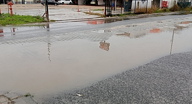 Pazaryeri Girişinde Biriken Yağmur Suları Sürücüleri Tedirgin Ediyor
