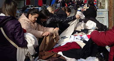 Sokak hayvanları için pazarda gönüllü satış yapıyorlar