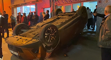 Takla atıp, çay ocağının camekanına çarpan otomobilin sürücüsü yaralandı