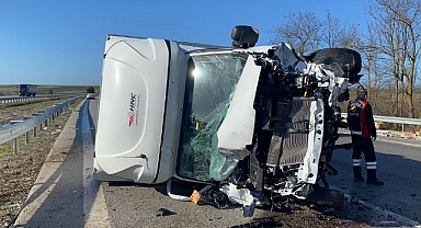 TEM'de 2 kamyonet çarpıştı; 1 sürücü yaralı