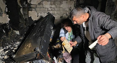 Yanan evlerinde, 3'ünü de SMA'dan kaybettikleri çocuklarının fotoğraflarını aradılar