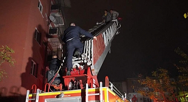 Yangında binada mahsur kalanlar itfaiye merdivenleri ile kurtarıldı