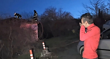 Yangından son anda kurtuldu, evin yanışını gözyaşlarıyla izledi