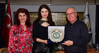 Babaeski Belediye Başkanı Abdullah Hacı Model Merve Kuruncu'ya Plaket Takdim Etti