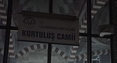 Cami avlusuna park edilen araçlara tepki