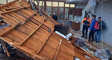 Edirne ve Tekirdağ'da kuvvetli rüzgar; çatılar uçtu