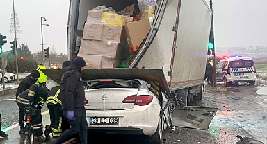 Kamyona arkadan çarpan otomobilin 17 yaşındaki ehliyetsiz sürücüsü öldü