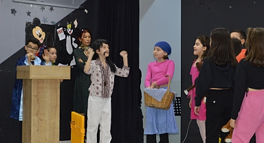 Kaymakam Salih YÜCE ve İlçe Milli Eğitim Müdürü Cihan ERDEM, Şehit Mednan Tuna İlkokulu Gösterilerine Katıldı