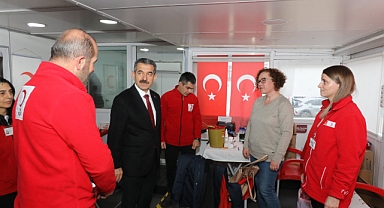 Kırklareli Valisi Birol Ekici, Kızılay Kan Bağışı Tırını Ziyaret Etti