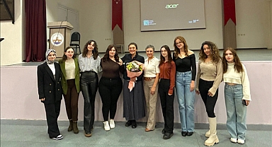 Öğretim Üyesi Gülsüm Kav Öğrenciler İle Bir Araya Geldi