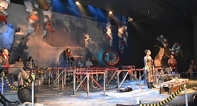 ŞEHİR TİYATROSU KARAR OYUNUYLA DÖRDÜNCÜ KEZ PERDELERİNİ AÇTI